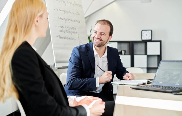 Berufseinsteiger im Jobinterview